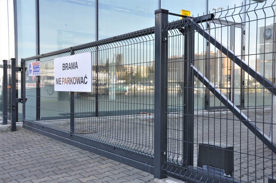 Indkørselsporte i forskellige typer hegn